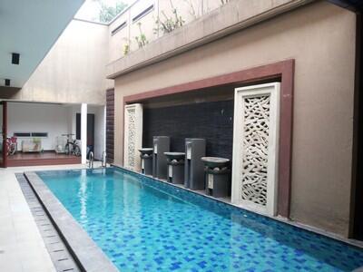 dijual rumah mewah dengan kolam renang di bintaro
