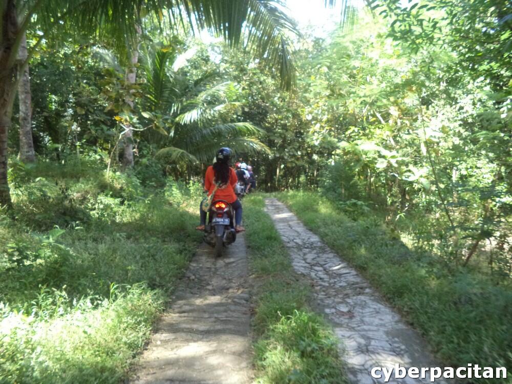 PANTAI BUYUTAN PACITAN, Keren abis gan, di jamin nyesel kalo gak mampir