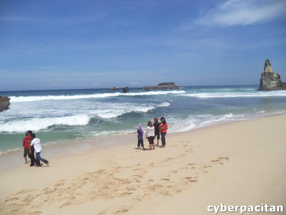 PANTAI BUYUTAN PACITAN, Keren abis gan, di jamin nyesel kalo gak mampir