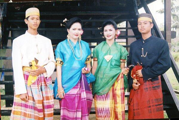Malaysia, Sumatera Barat, Riau-Kepri : Saudara Kandung yang tersekat batas Negara