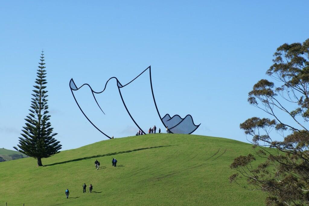 Sebuah Patung (Monumen) di New Zealand Terlihat Seperti Gambar Kartun