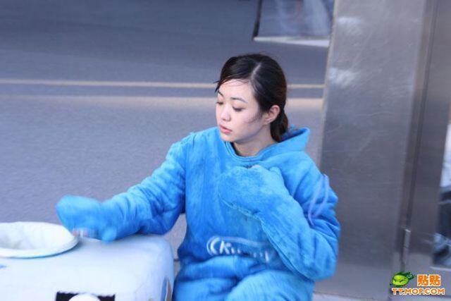 Di balik kostume badut ternyata seorang cewek cantik