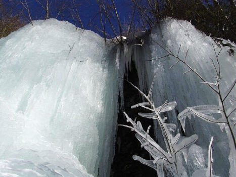 air terjun yang membeku