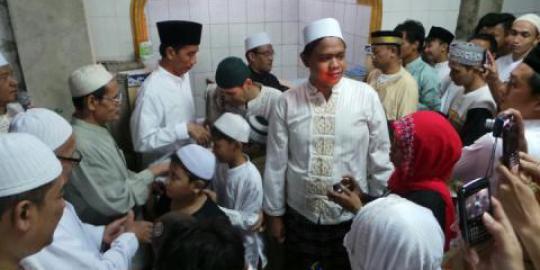 Jokowi seusai Shalat Tarawih : Warga suruh minggir Istrinya Jokowi untuk Foto
