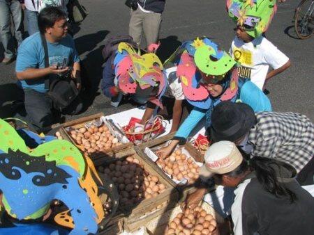 Tradisi Bagi-bagi Telor saat Ramadhan