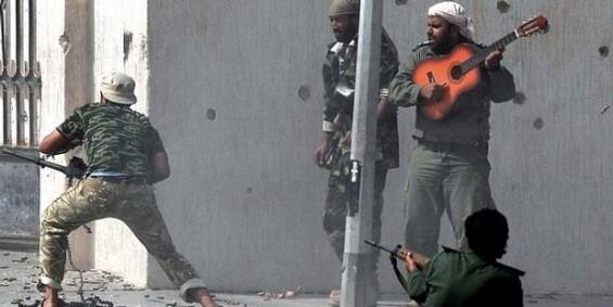 &#91;NO HOAX&#93;&#91;PIC&#93; DI MEDAN PERANG PAKE GITAR!BAMBU RUNCING KALAH