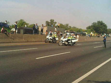Demonstran Tutup KM 44 Tol Cikampek