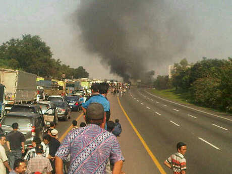 Demonstran Tutup KM 44 Tol Cikampek