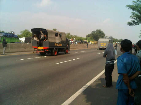Demonstran Tutup KM 44 Tol Cikampek
