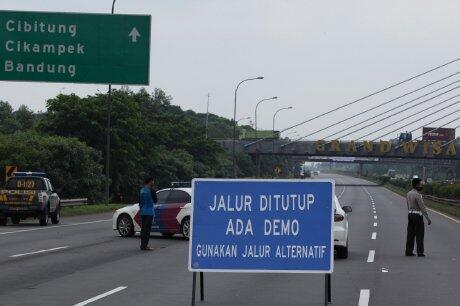 Demonstran Tutup KM 44 Tol Cikampek
