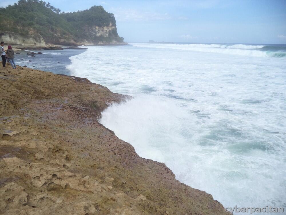 Indahnya Pantai Banyu Tibo, nyesel gak mampir. Lagi-lagi kota PACITAN gan