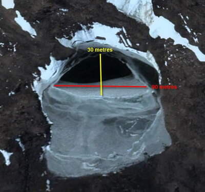 Lubang misterius menyerupai gua besar terlihat di Antartika