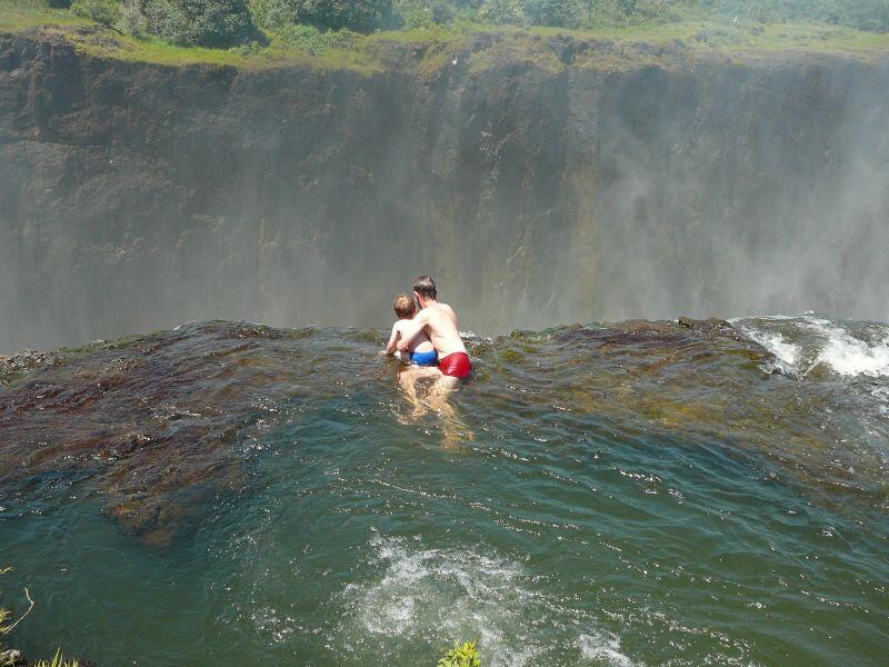 DEVIL'S POOL : KOLAM RENANG PALING BERBAHAYA DI DUNIA