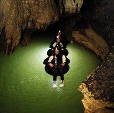 Arung Jeram Bawah Tanah di New Zealand