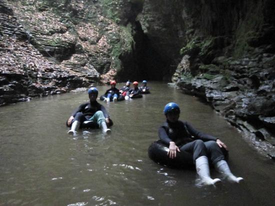 Arung Jeram Bawah Tanah di New Zealand