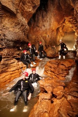 Arung Jeram Bawah Tanah di New Zealand