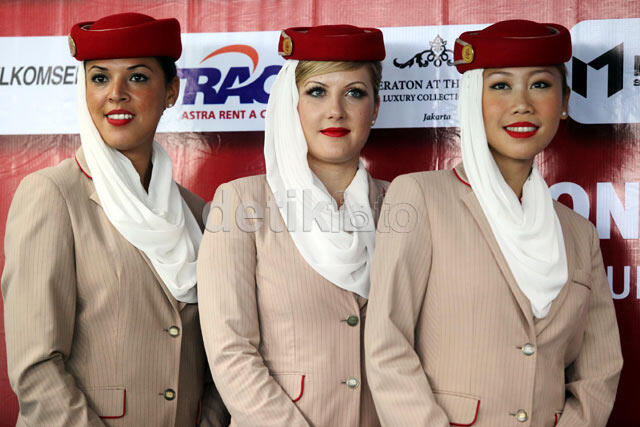 Pramugari Cantik Dampingi Kedatangan Arsenal &#91;PIC&#93;