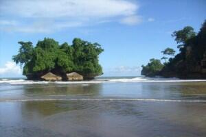 Keindahan Pantai Pelang