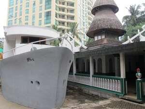 Masjid Berperahu di tengah kota jakarta
