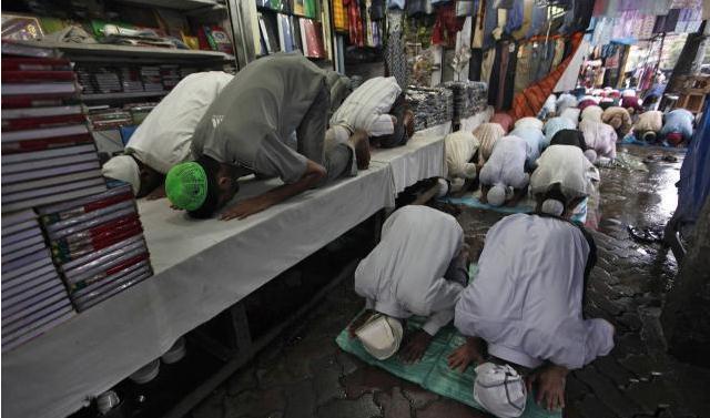 PIC Keindahan sujud di bulan Ramadan