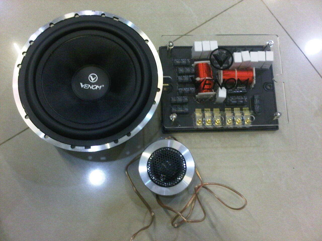 speaker split venom silver