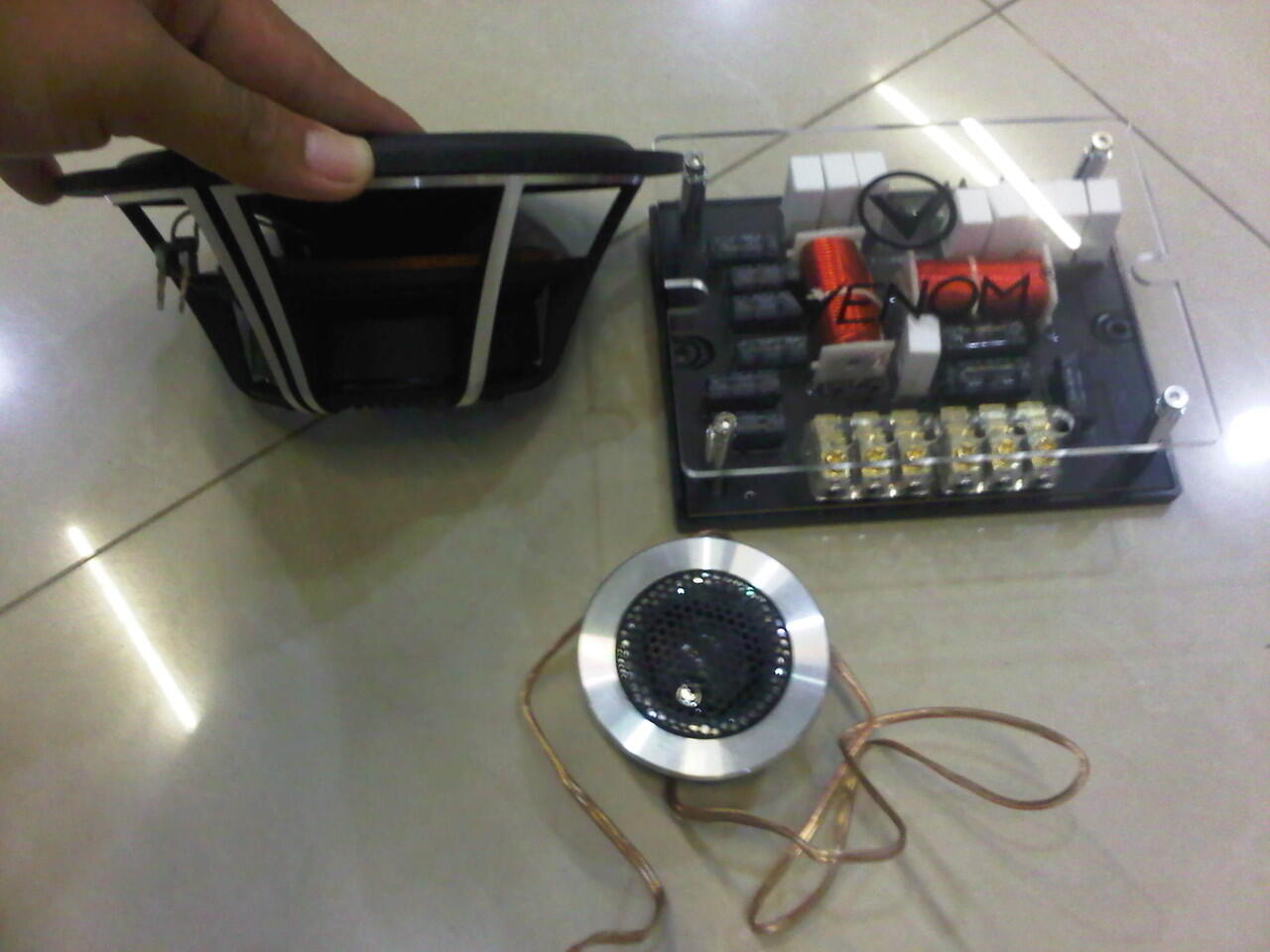 speaker split venom silver
