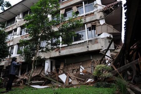 Gedung C Fakultas Psikologi UI Runtuh