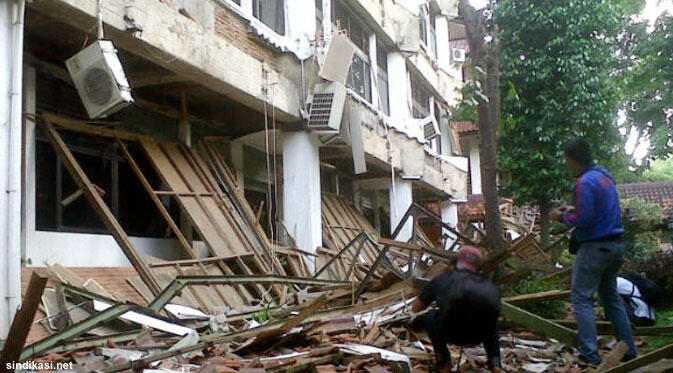 Gedung C Fakultas Psikologi UI Runtuh