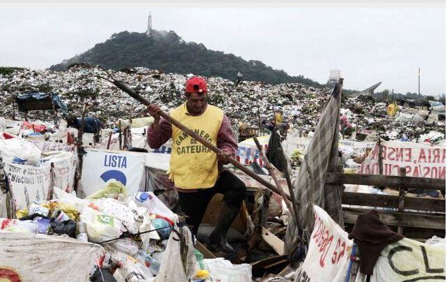 Kelompok orkestra ini menggunakan semua alat musik dari sampah