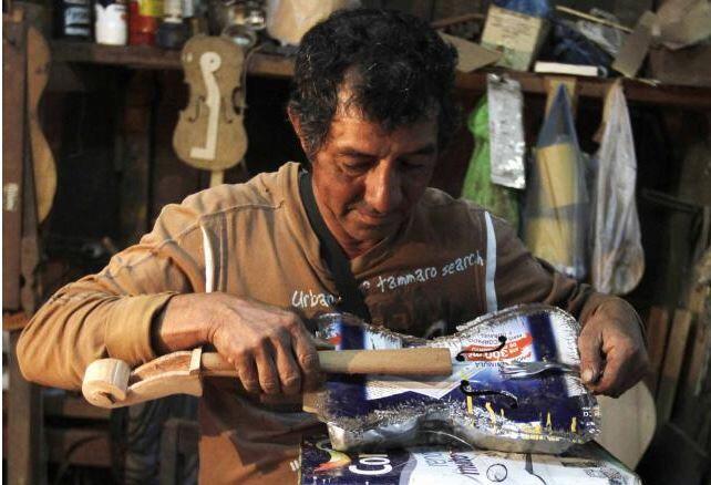 Kelompok orkestra ini menggunakan semua alat musik dari sampah