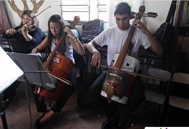 Kelompok orkestra ini menggunakan semua alat musik dari sampah