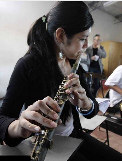 Kelompok orkestra ini menggunakan semua alat musik dari sampah