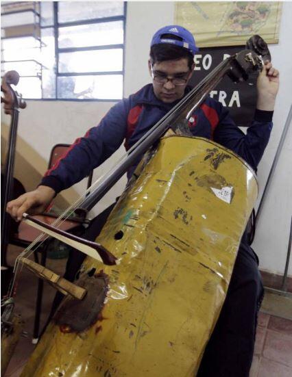 Kelompok orkestra ini menggunakan semua alat musik dari sampah