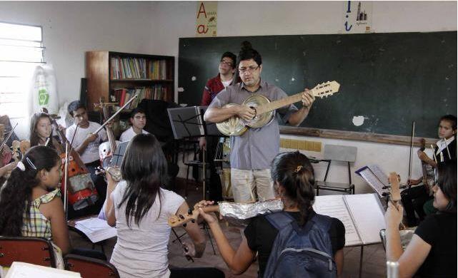 Kelompok orkestra ini menggunakan semua alat musik dari sampah