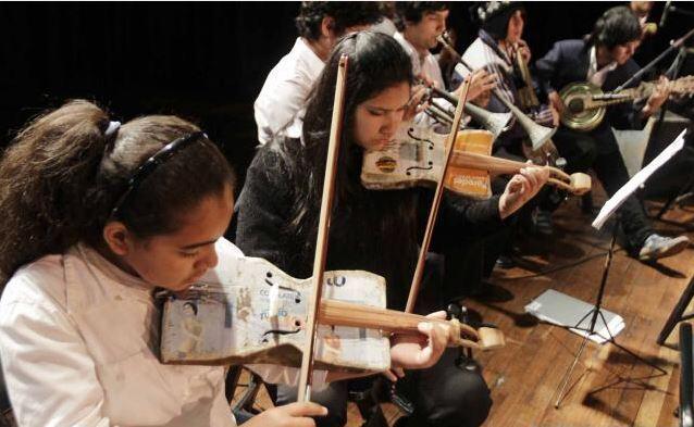 Kelompok orkestra ini menggunakan semua alat musik dari sampah