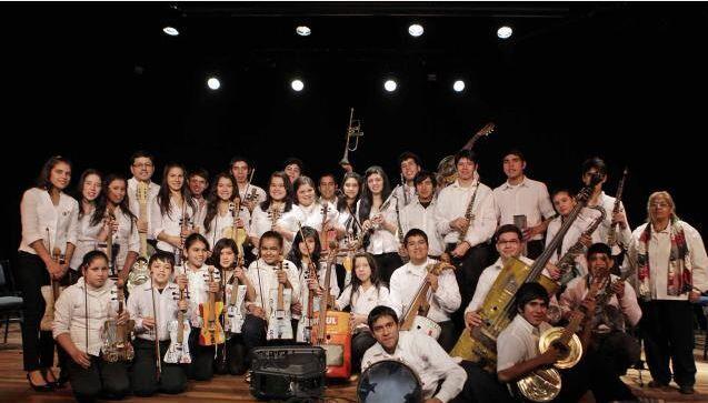 Kelompok orkestra ini menggunakan semua alat musik dari sampah
