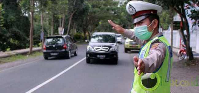 10 Aksi Polantas Menolong Pengguna Jalan