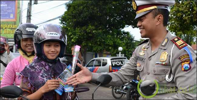 10 Aksi Polantas Menolong Pengguna Jalan