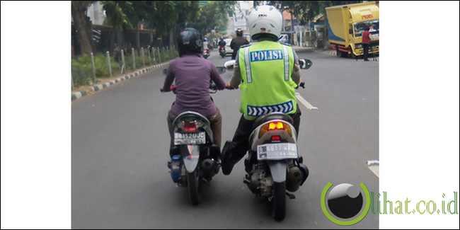 10 Aksi Polantas Menolong Pengguna Jalan