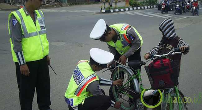 10 Aksi Polantas Menolong Pengguna Jalan