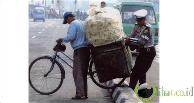 10 Aksi Polantas Menolong Pengguna Jalan