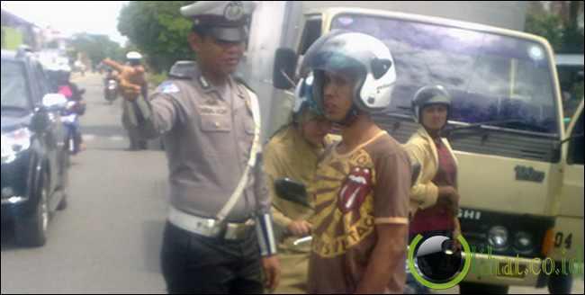 10 Aksi Polantas Menolong Pengguna Jalan