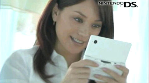 Daftar Model Cantik Bintang Iklan Nintendo DS