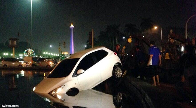 Mobil Mazda 2 Tercebur Kolam Air Mancur di Jalan MH Thamrin 