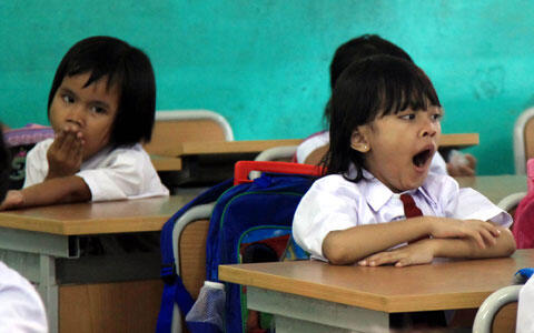 TRADISI UNIK Rebutan Bangku Sekolah SD (HANYA DI INDONESIA)