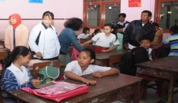 TRADISI UNIK Rebutan Bangku Sekolah SD (HANYA DI INDONESIA)