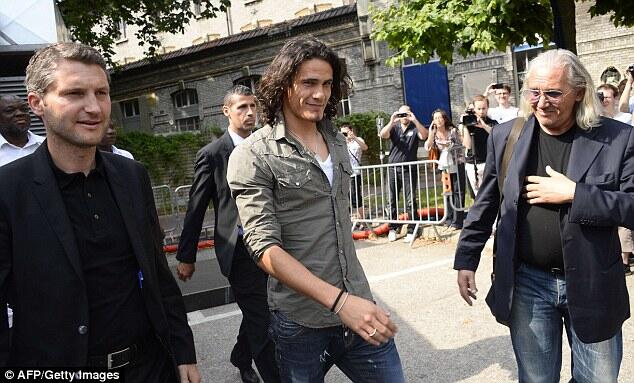 &#91;HOT NEWS&#93; Cavani Resmi Hijrah ke Paris Saint Germain