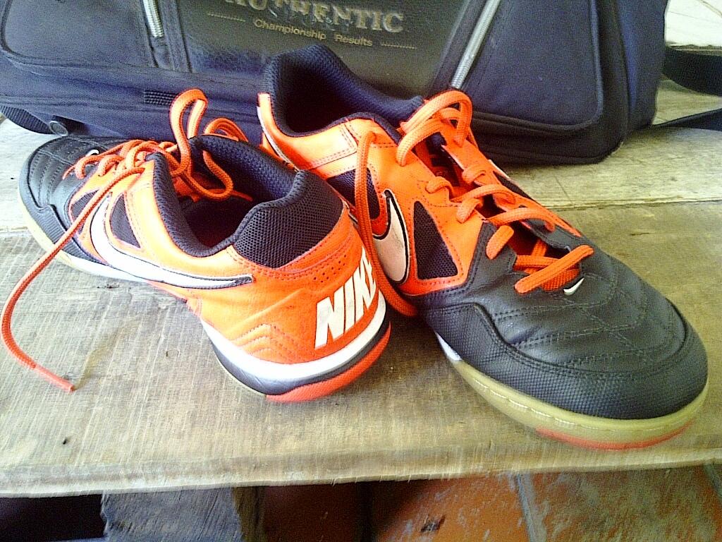 Nike Gato Red-black 42,5 like new ( RARE ) TT adidas nitrocharge blue