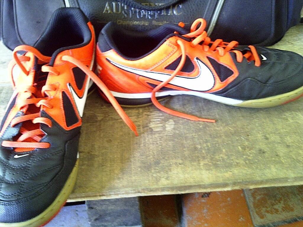 Nike Gato Red-black 42,5 like new ( RARE ) TT adidas nitrocharge blue