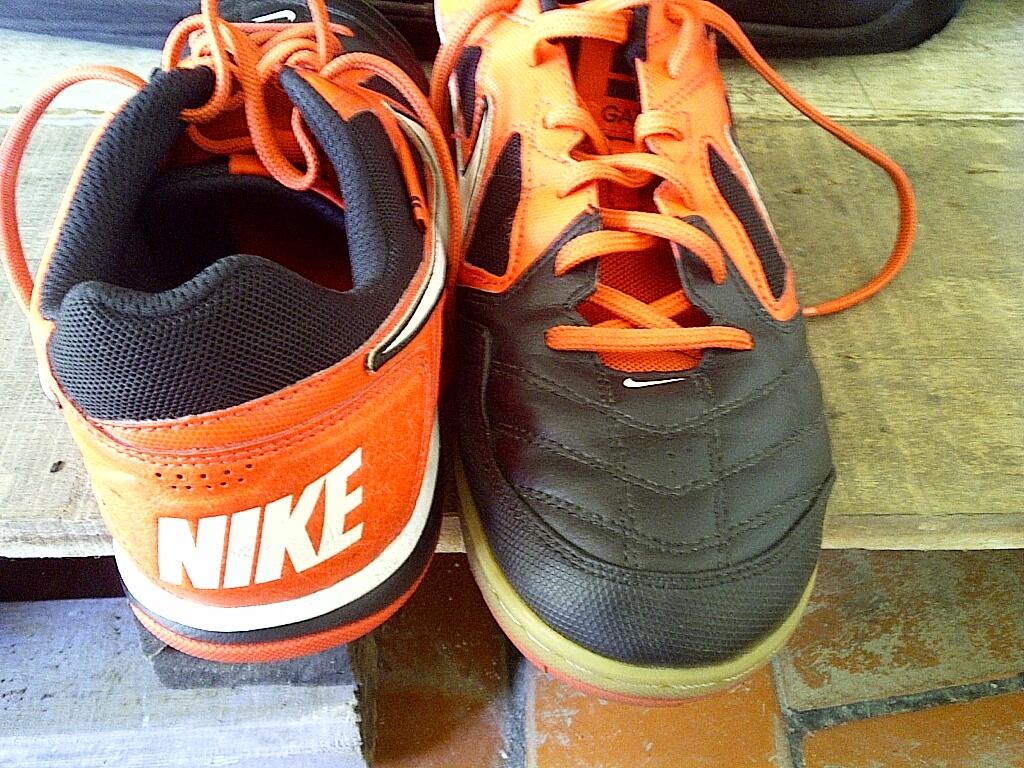 Nike Gato Red-black 42,5 like new ( RARE ) TT adidas nitrocharge blue